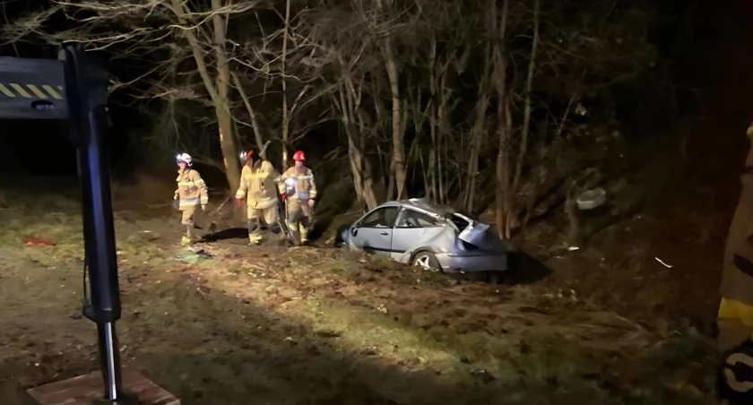 Pijany 18-latek przygnieciony przez samochód na zakręcie śmierci