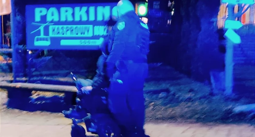 Policjanci pomogli niepełnosprawnemu mężczyźnie