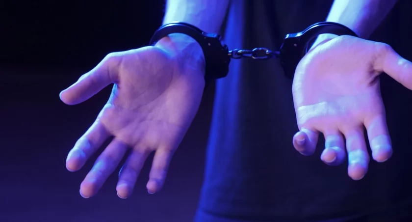 Przyjęli zgłoszenie o mężczyźnie, który wiatrówką celował w przechodniów - znaleźli narkotyki