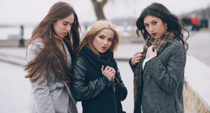 Sztuka minimalizmu: jak kreować stylowe, minimalistyczne outfity