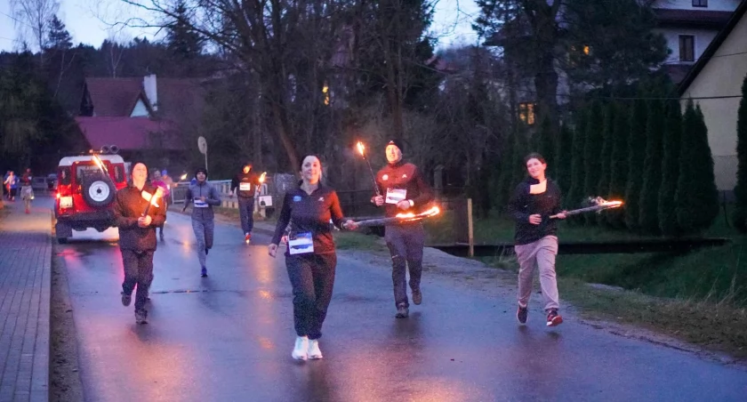 Charytatywny nocny bieg z pochodniami w Rokicinach Podhalańskich dla Kubusia Bachuli 