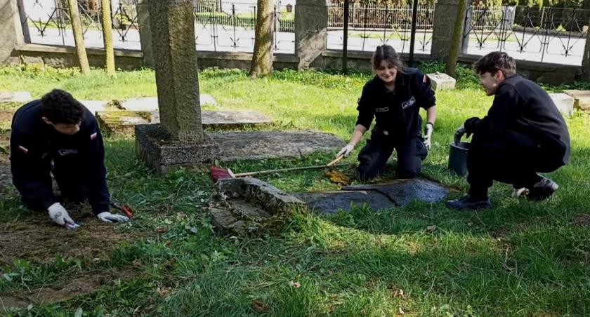 Nowotarscy kadeci sprzątali kirkut