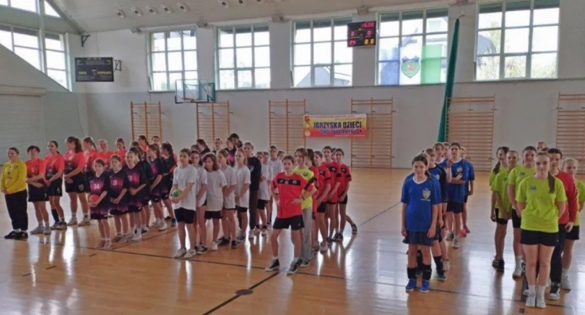 Rozegrano Powiatowe Igrzyska Dzieci w mini - piłce ręcznej dziewcząt