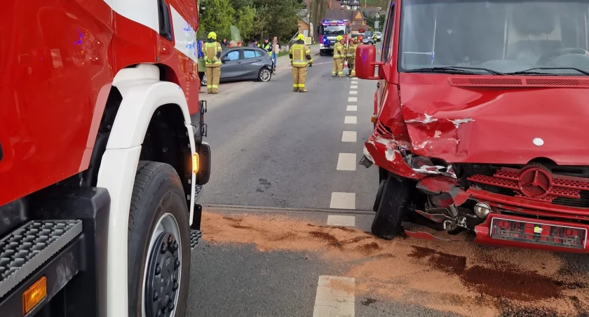 Zderzenie samochodu osobowego z busem na zakopiance.