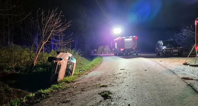 Samochód zatrzymał się w przydrożnym rowie