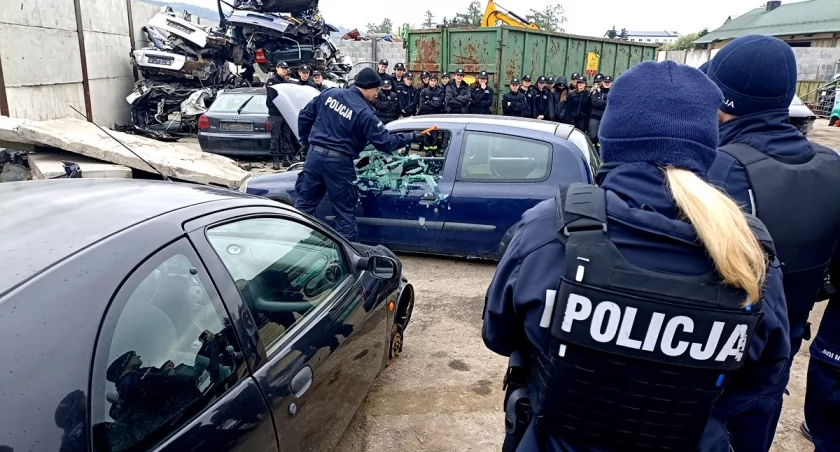 Kontrola pojazdu, zatrzymanie przestępcy – kadeci ćwiczą z policjantami 