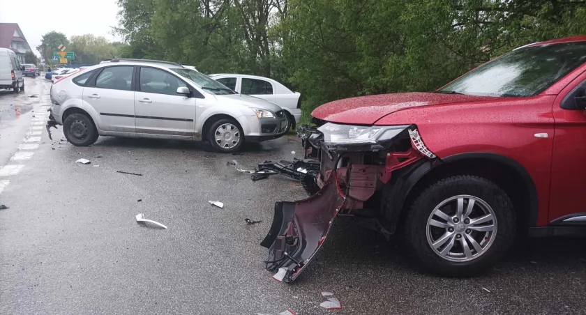 Wjechał w zaparkowane samochody i uciekł