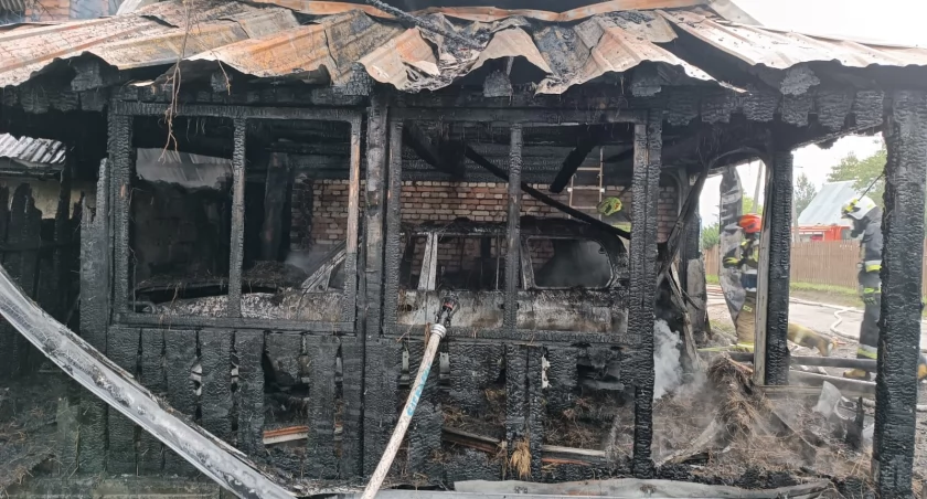 Pożar w Sierockiem - jedna osoba wymagała pomocy medycznej