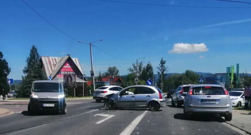 Samochód uderzył w holowane auto