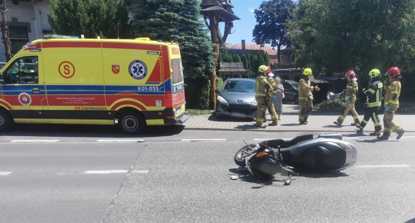 Zderzenie samochodu ze skuterem - osoba poszkodowana przewieziona do szpitala