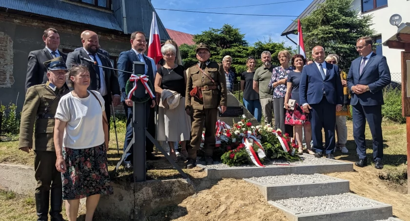 Historia zapisana w kamieniu - poświęcenie obelisku i odsłonięcie tablicy pamięci Kurierów i Emisariuszy Szlaku 