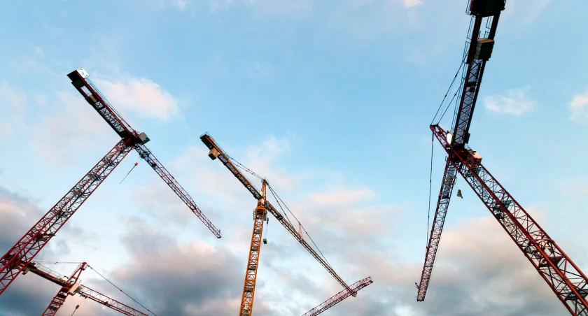Porównanie kosztów wynajmu vs zakupu żurawi wieżowych