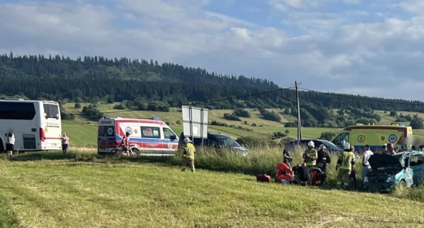 Zderzenie autobusu z samochodem osobowym