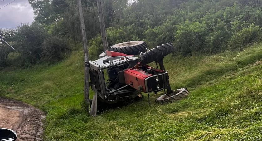 Podczas prac polowych przewrócił się ciągnik