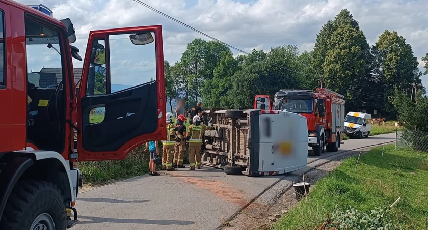 Samochód dostawczy na boku - jedna osoba poszkodowana