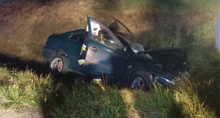Samochód wypadł z drogi - 2 osoby poszkodowane
