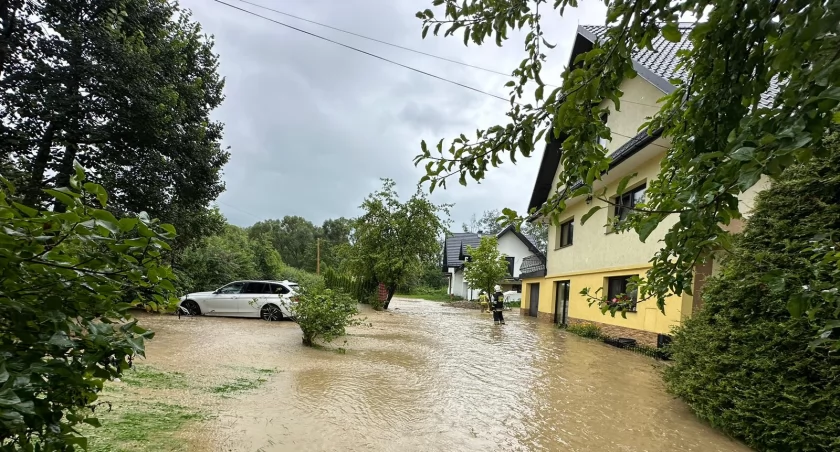 Zalane posesje, łąki i droga w Takuśkach 