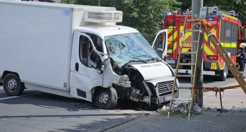 Dostawczak uderzył w słup - o krok od nieszczęścia