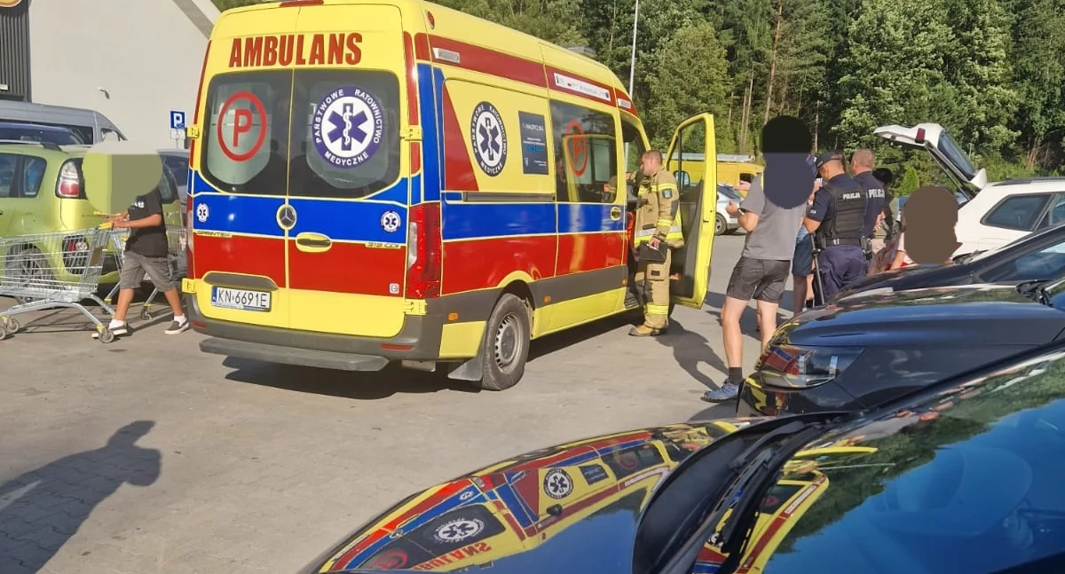 Zostawili dziecko zamknięte w rozgrzanym samochodzie - mogło dojść do tragedii
