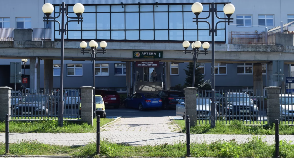 Zamknięcie wejścia i parkingu przy bloku C w Podhalańskim Szpitalu Specjalistycznym im. Jana Pawła II w Nowym Targu 