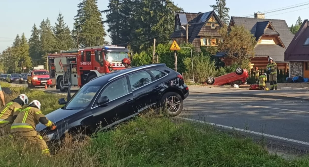 Zderzenie samochodów - jeden dachował, drugi zatrzymał się w rowie