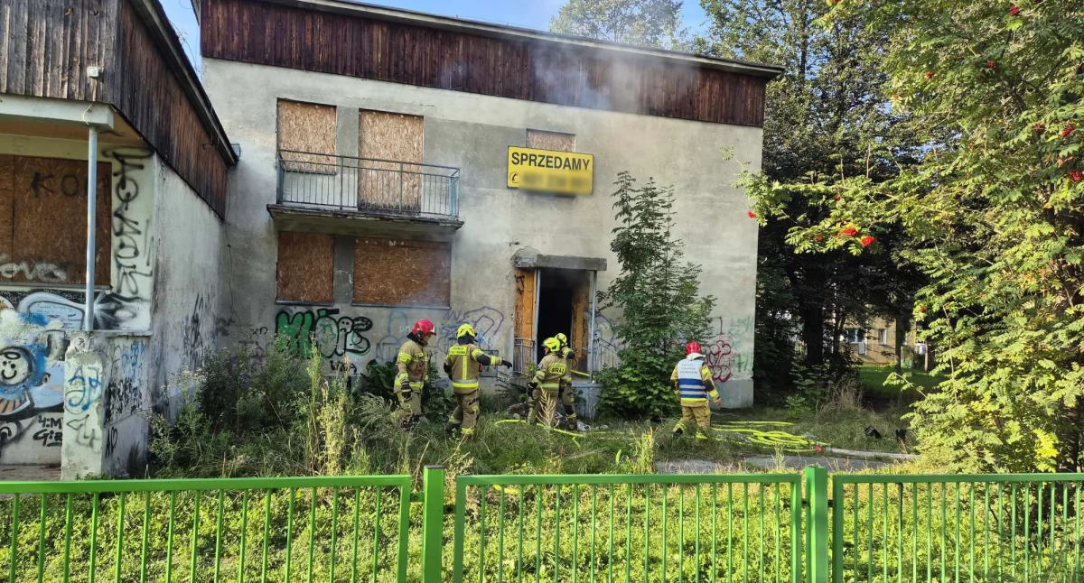 Pożar dawnej apteki między blokami w Nowym Targu