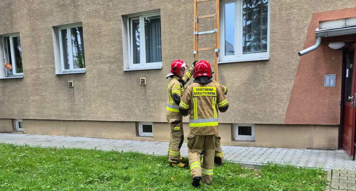 Akcja ratunkowa w bloku - woda wylewała się na klatkę schodową