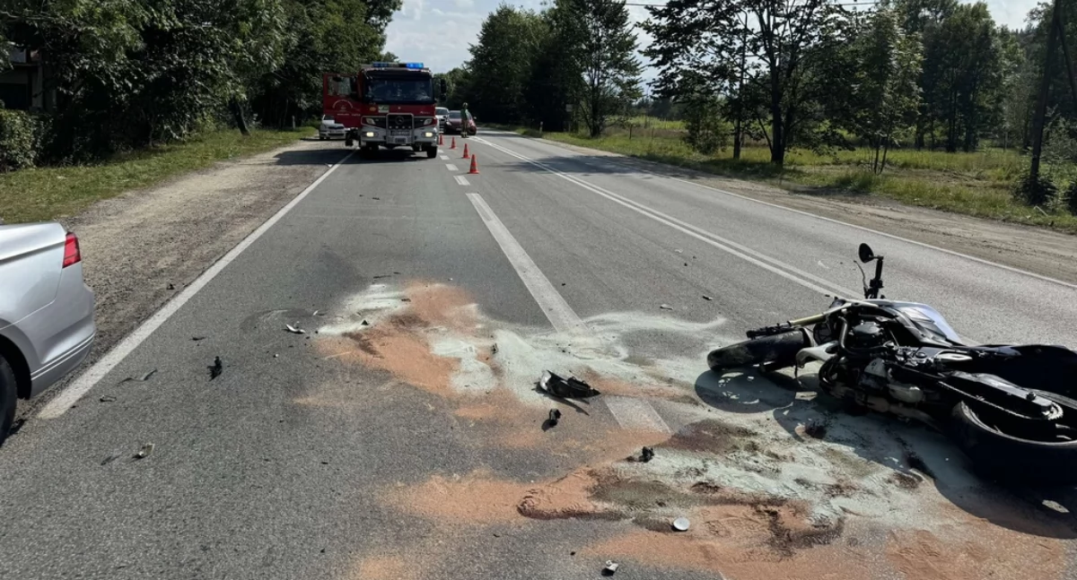 Zderzenie z udziałem motocykla i dwóch samochodów osobowych