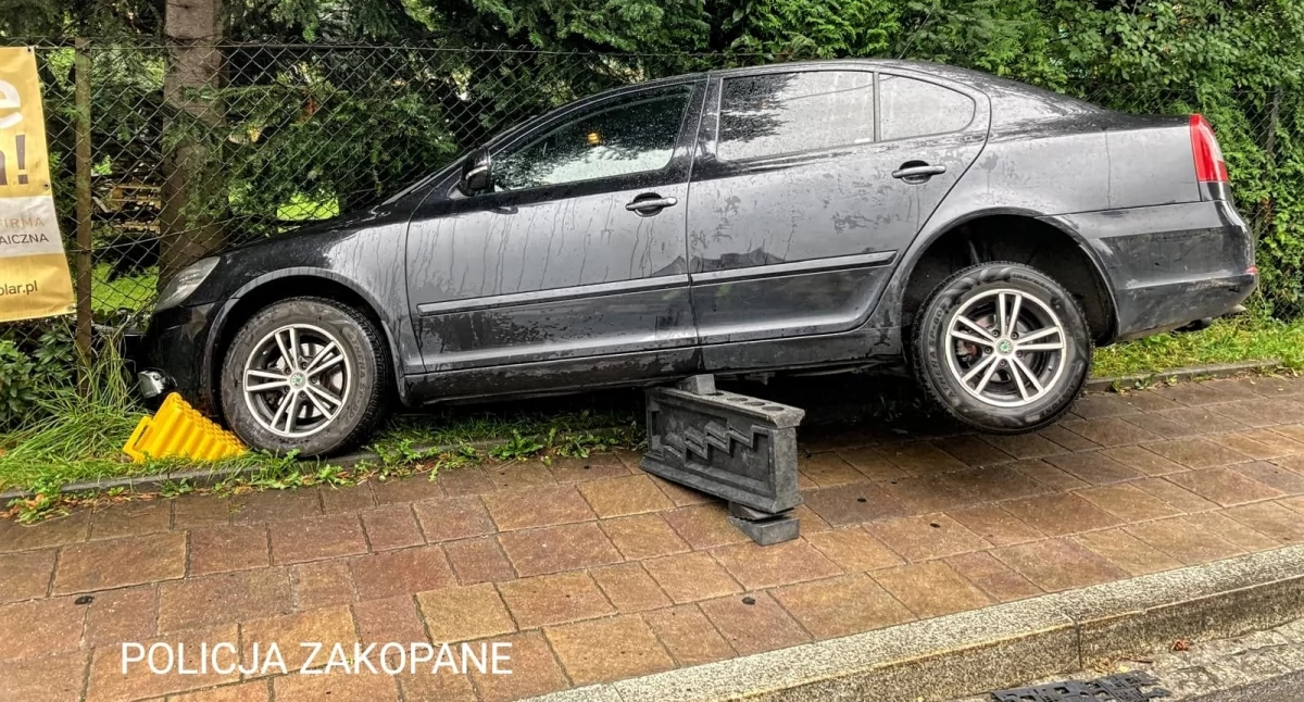 Volkswagen w ogrodzeniu po zderzeniu ze skodą