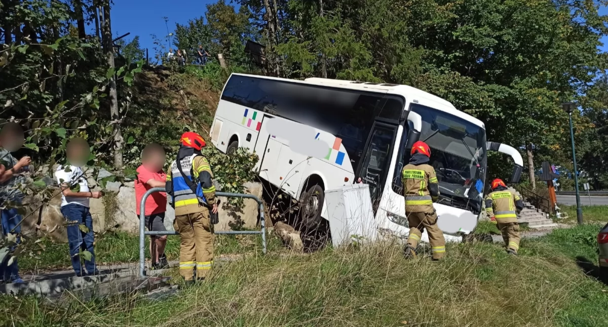 Autokar stoczył się ze skarpy