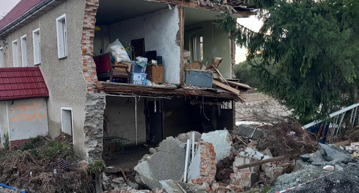 Strażacy z Łopusznej, Nowej Białej i Trybsza z pomocą powodzianom