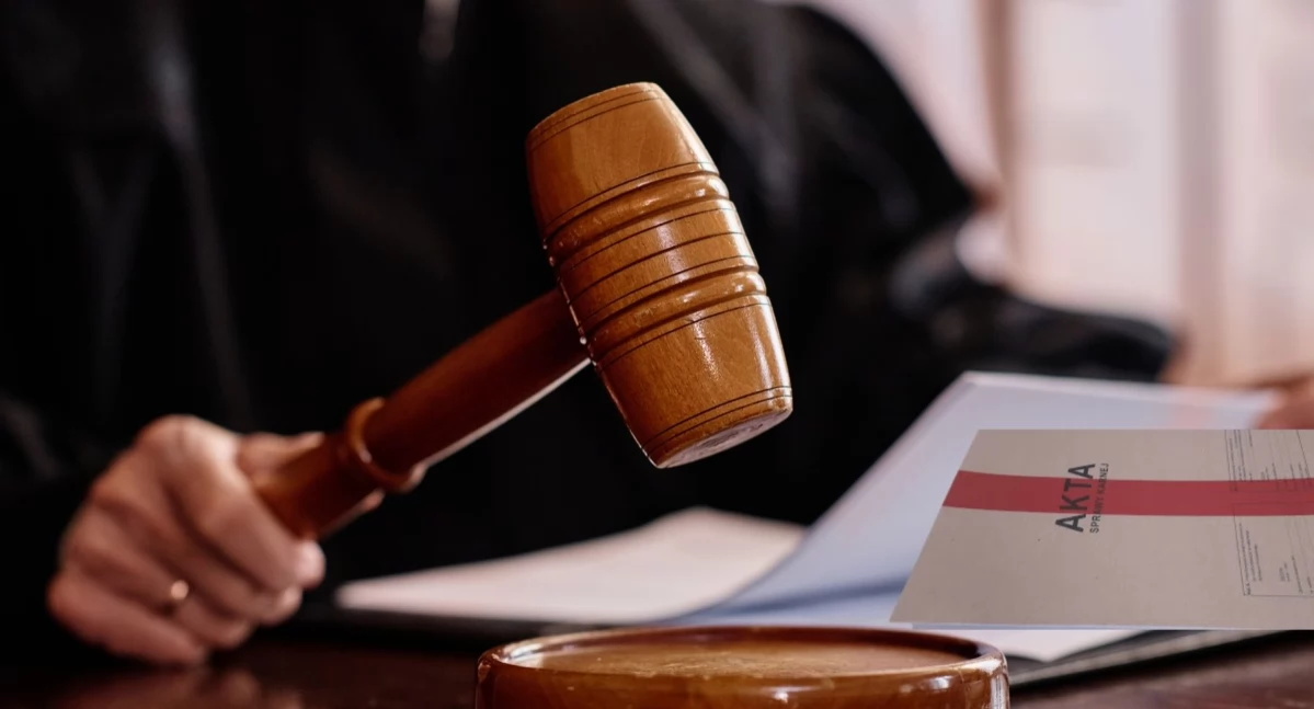 Cztery młode osoby odpowiedzą za włamanie i zniszczenie mienia