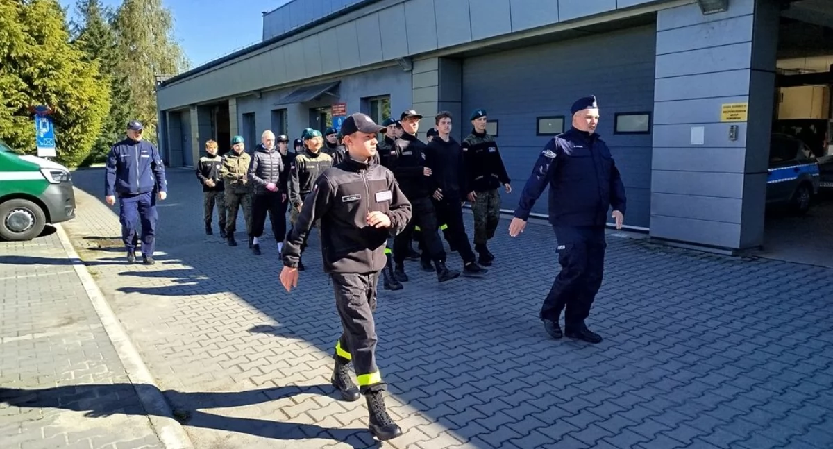 Pierwsze kroki młodych kadetów w Komendzie Policji w Nowym Targu