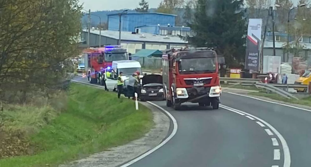 Kolizja na ul. Jana Pawła II w Nowym Targu – dostawczy samochód uderzył w osobówkę