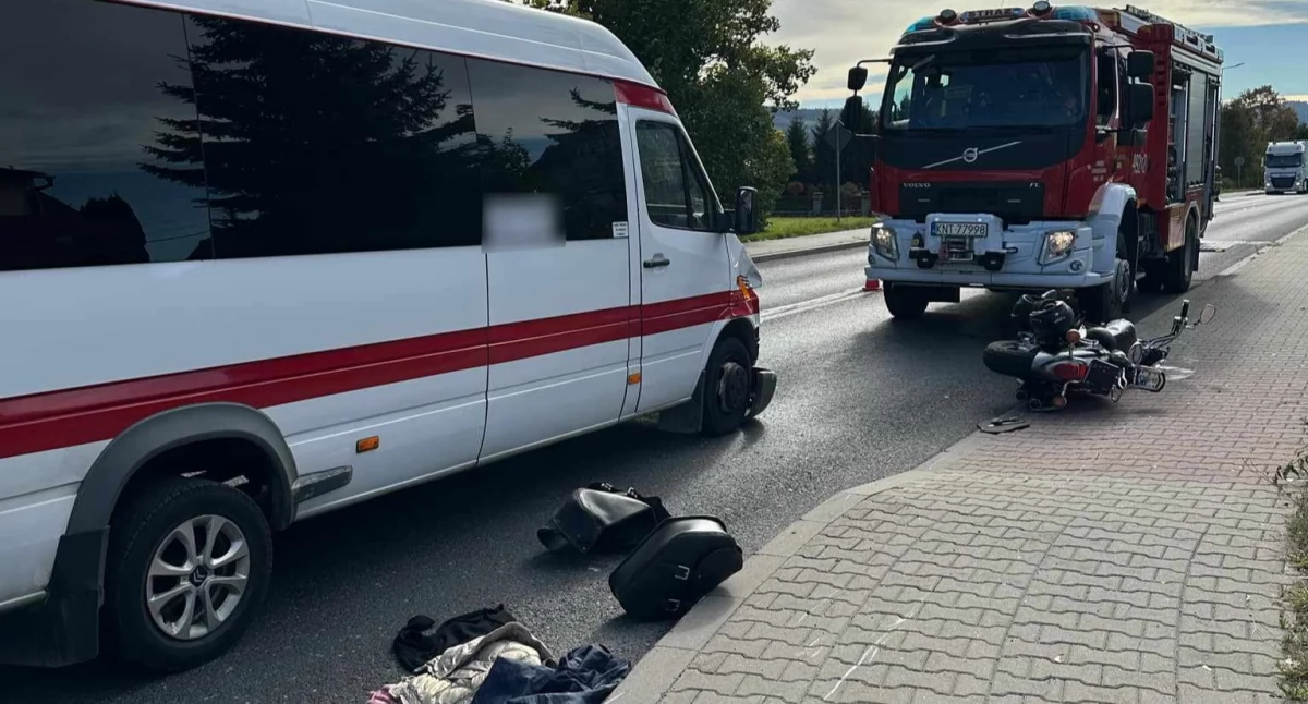 Zderzenie motocykla z busem w Skawie – dwie osoby poszkodowane