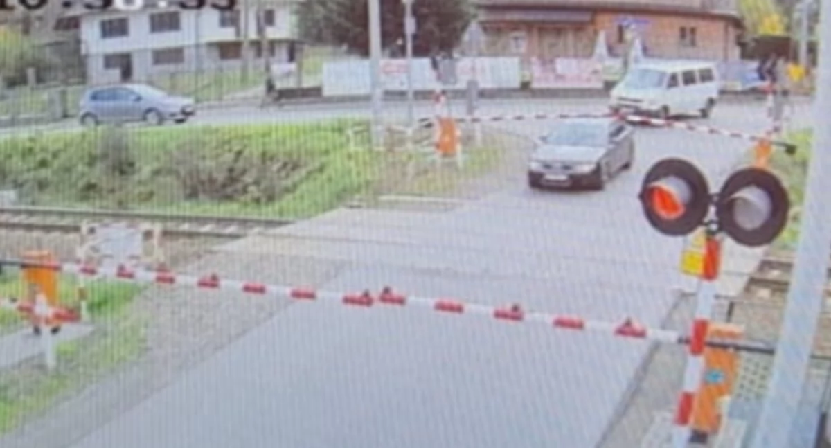 Niebezpieczny incydent na przejeździe kolejowym w Poroninie - apel policji o rozwagę