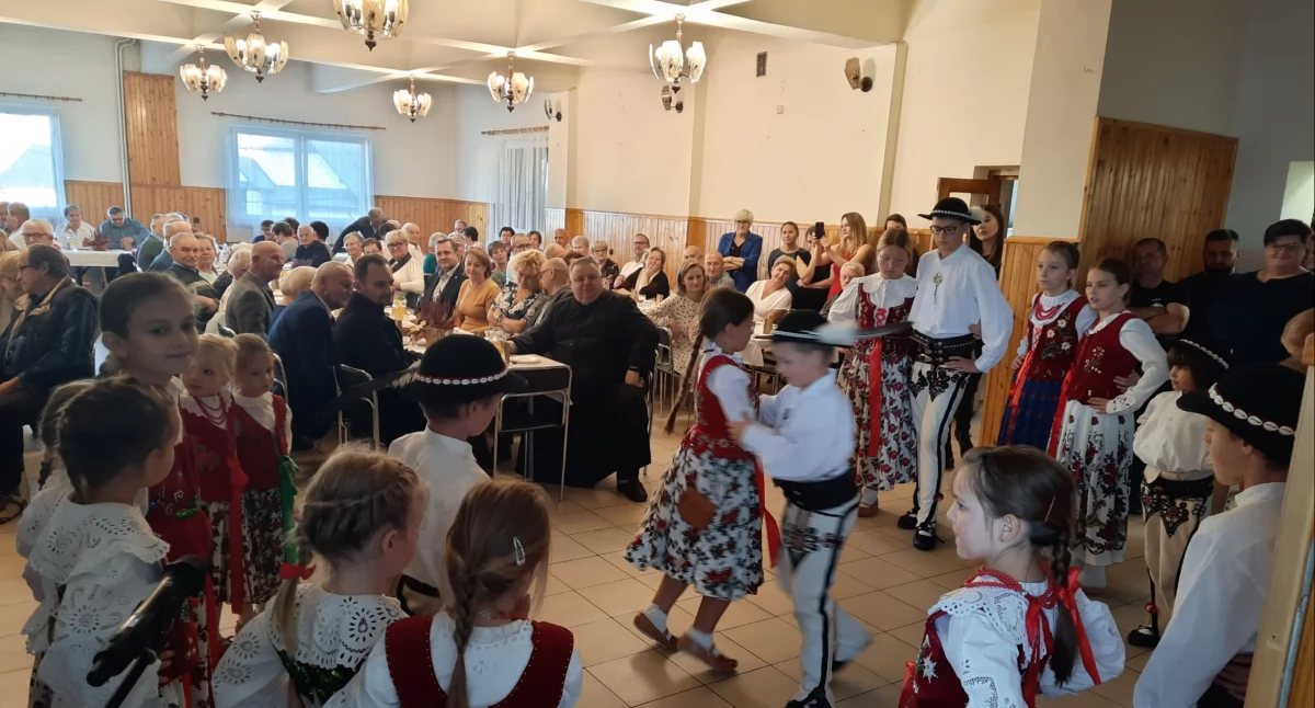 Dzień Seniora w Rokicinach Podhalańskich - środowiskowa impreza z udziałem wolontariuszy SK PCK ze Szkoły Podstawowej im. B. Czecha 