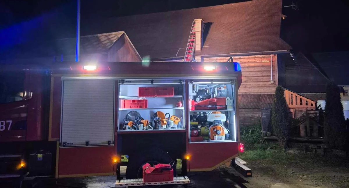 Pożar sadz w kominie w Nowem Bystrem – szybka akcja strażaków zapobiegła tragedii