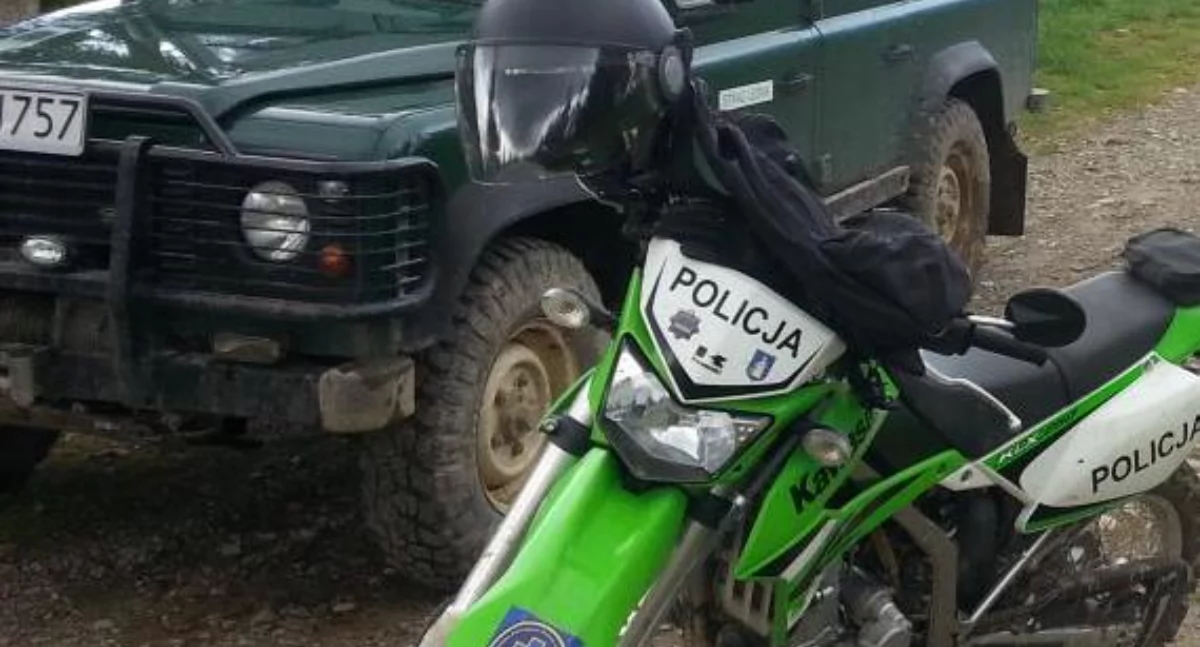 Motocykliści złapani w lesie na gorącym uczynku  