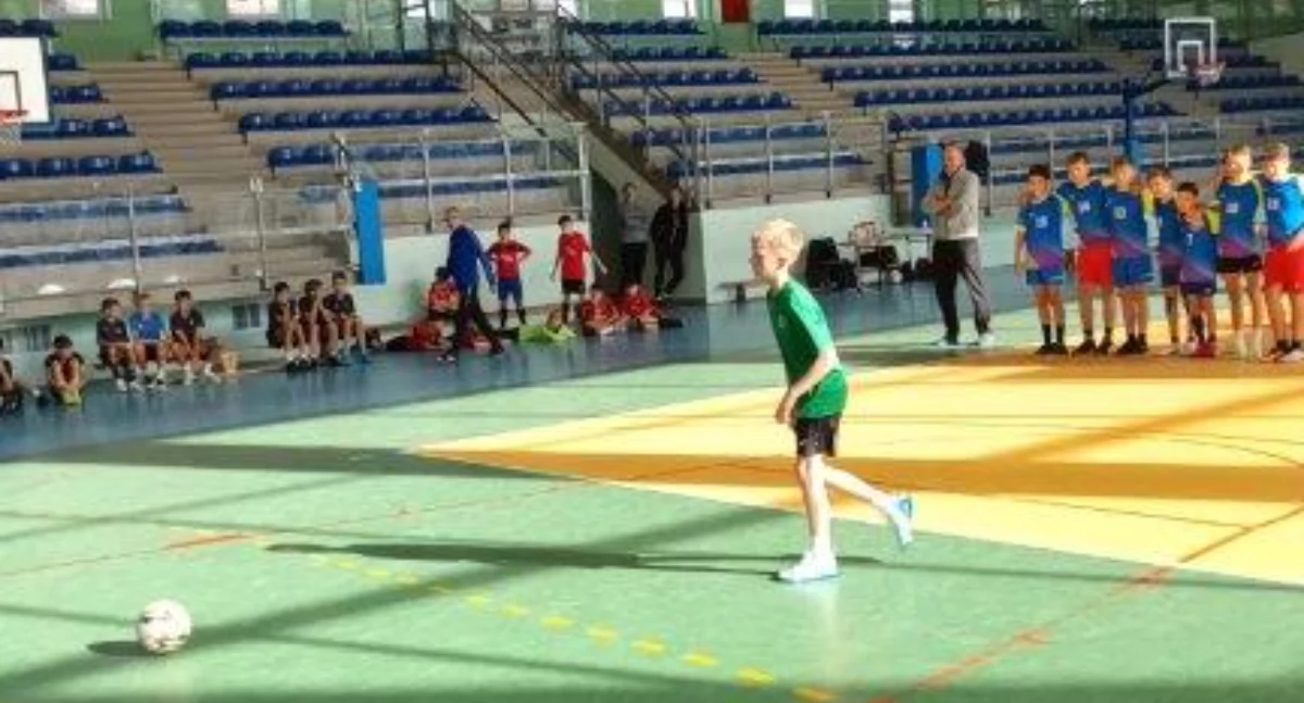 SP Nr 11 Nowy Targ triumfuje w Powiatowych Igrzyskach Dzieci w halowej piłce nożnej chłopców