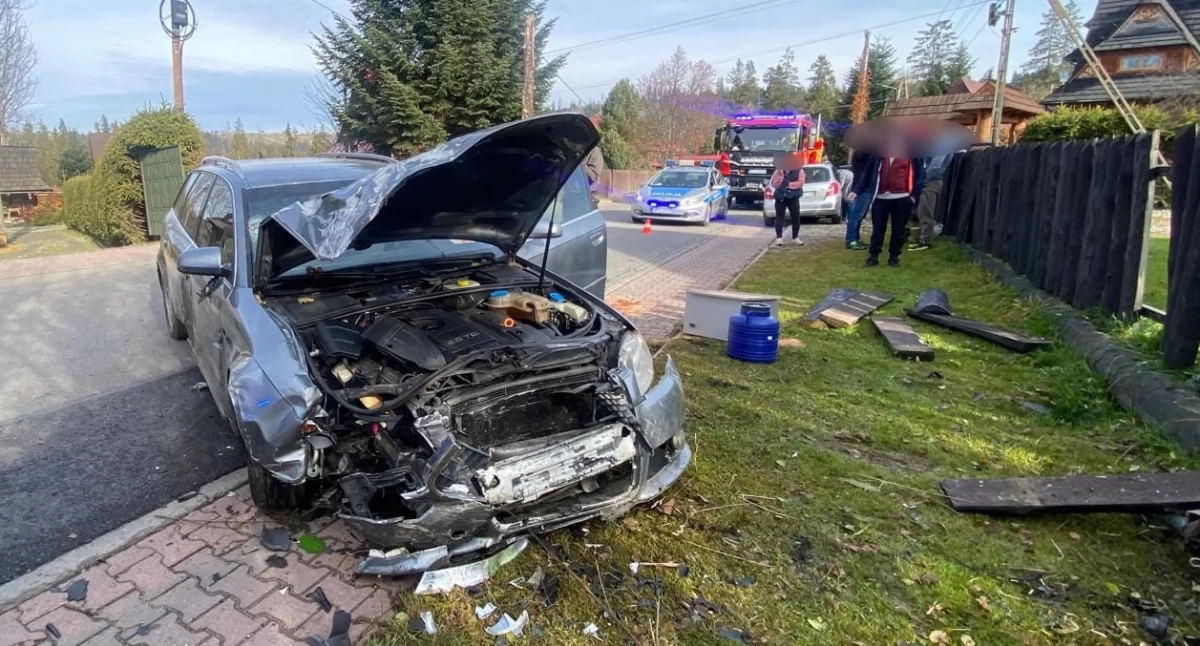 Samochód osobowy wypadł z drogi i uderzył w płot