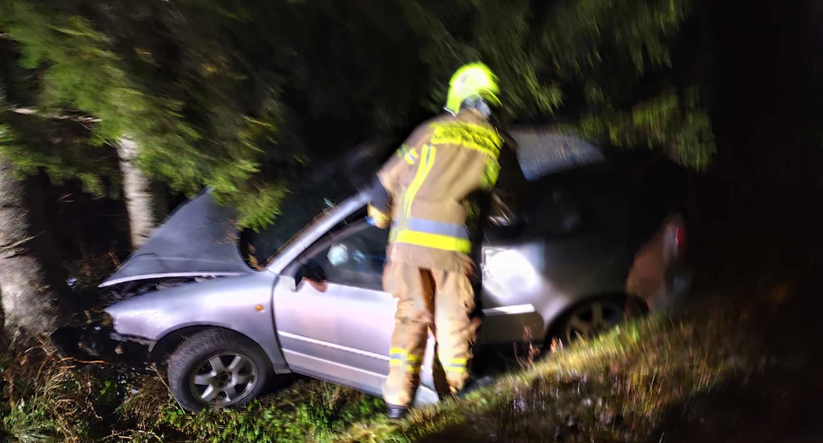Wypadł z drogi i uderzył w drzewo – uwaga, ślisko