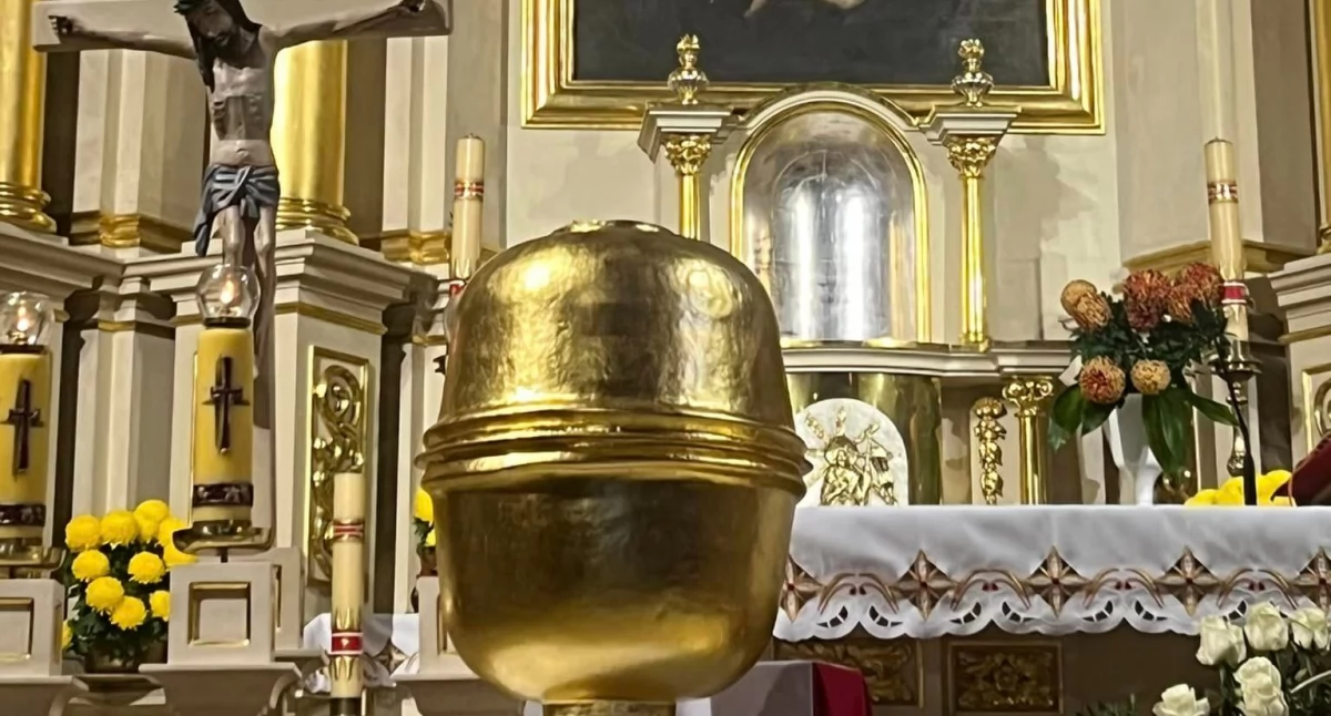 Historyczny moment w Czarnym Dunajcu - kula z wieży kościelnej staje się kapsułą czasu