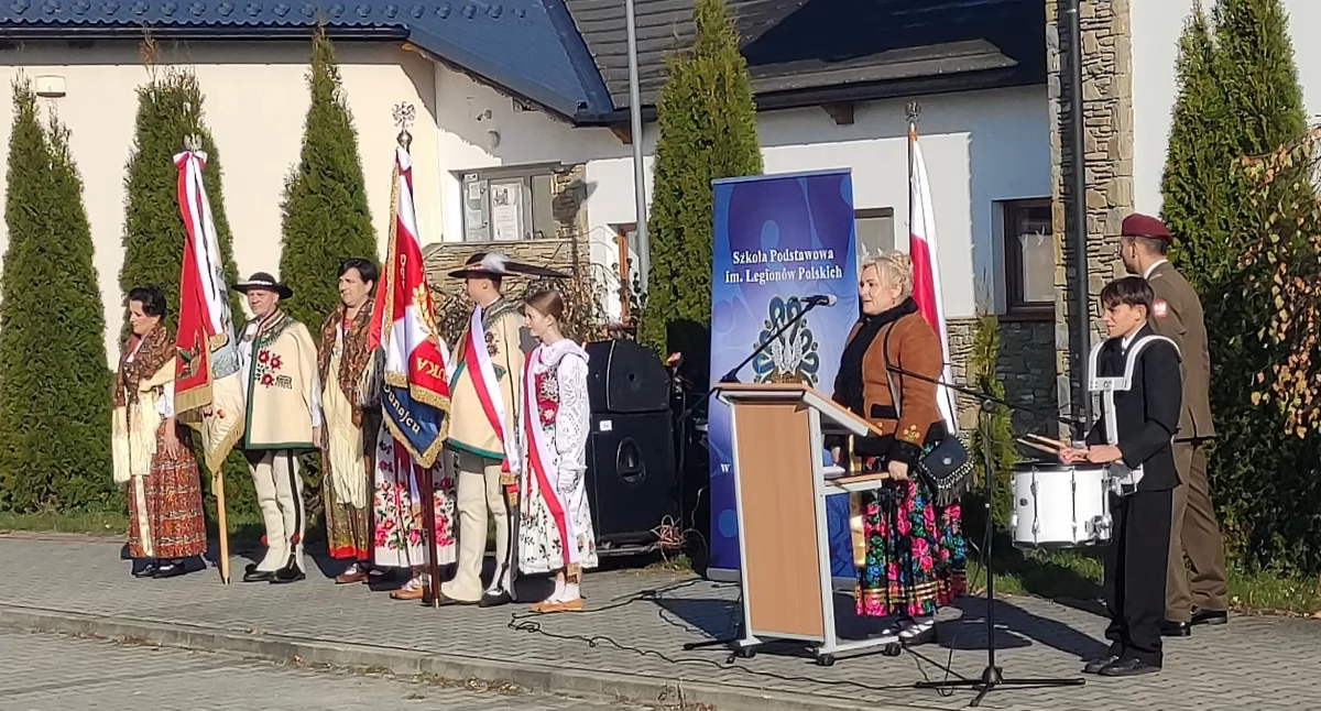 Pierwsza rocznica nadania imienia i poświęcenia sztandaru Szkoły Podstawowej im. Legionów Polskich w Czarnym Dunajcu