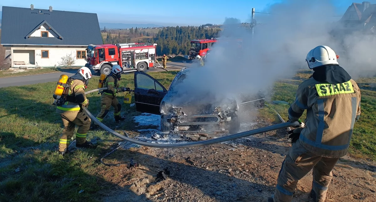 Pożar samochodu osobowego w Czerwiennem – szybka reakcja służb zapobiegła rozprzestrzenieniu się ognia