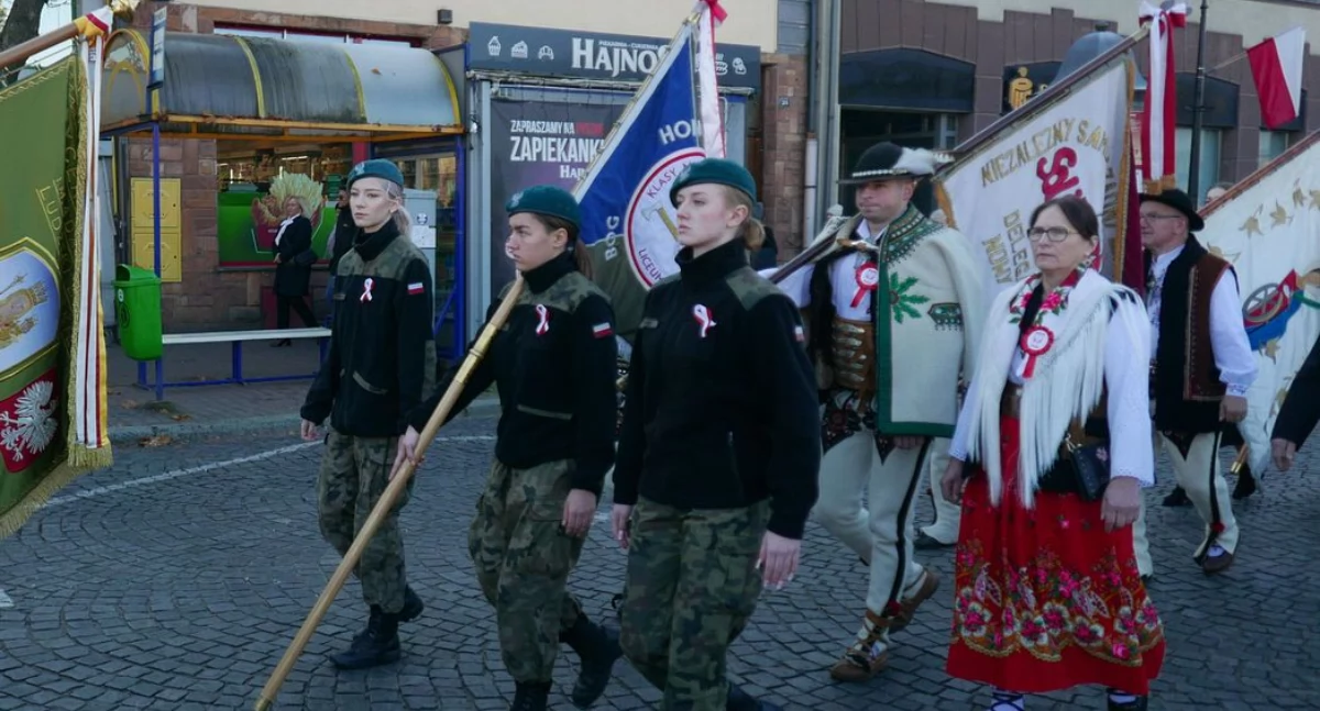 Kadetki Prywatnego LO dla Młodzieży reprezentowały szkołę podczas obchodów 106. rocznicy Odzyskania Niepodległości
