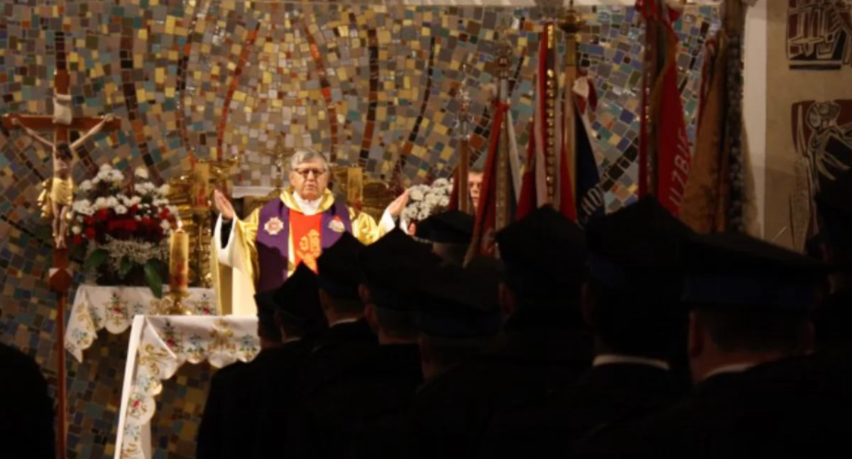 Zaduszki strażackie w Starem Bystrem - wspólna modlitwa za zmarłych druhów z miasta i gminy Czarny Dunajec