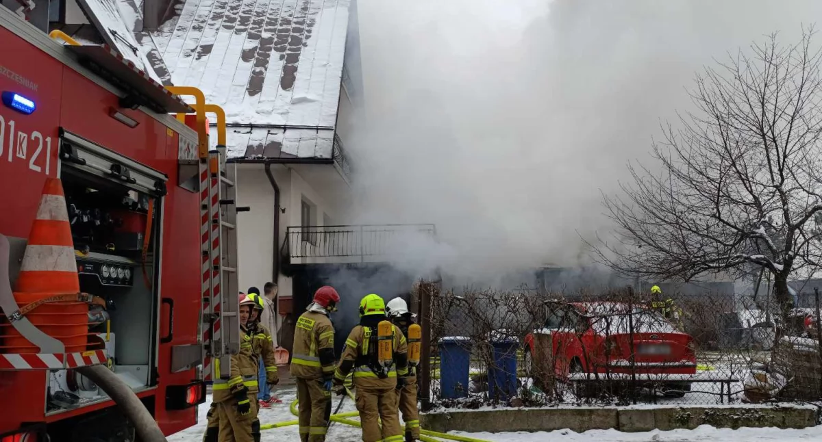 Groźny pożar na Kowańcu - ogień w garażach 