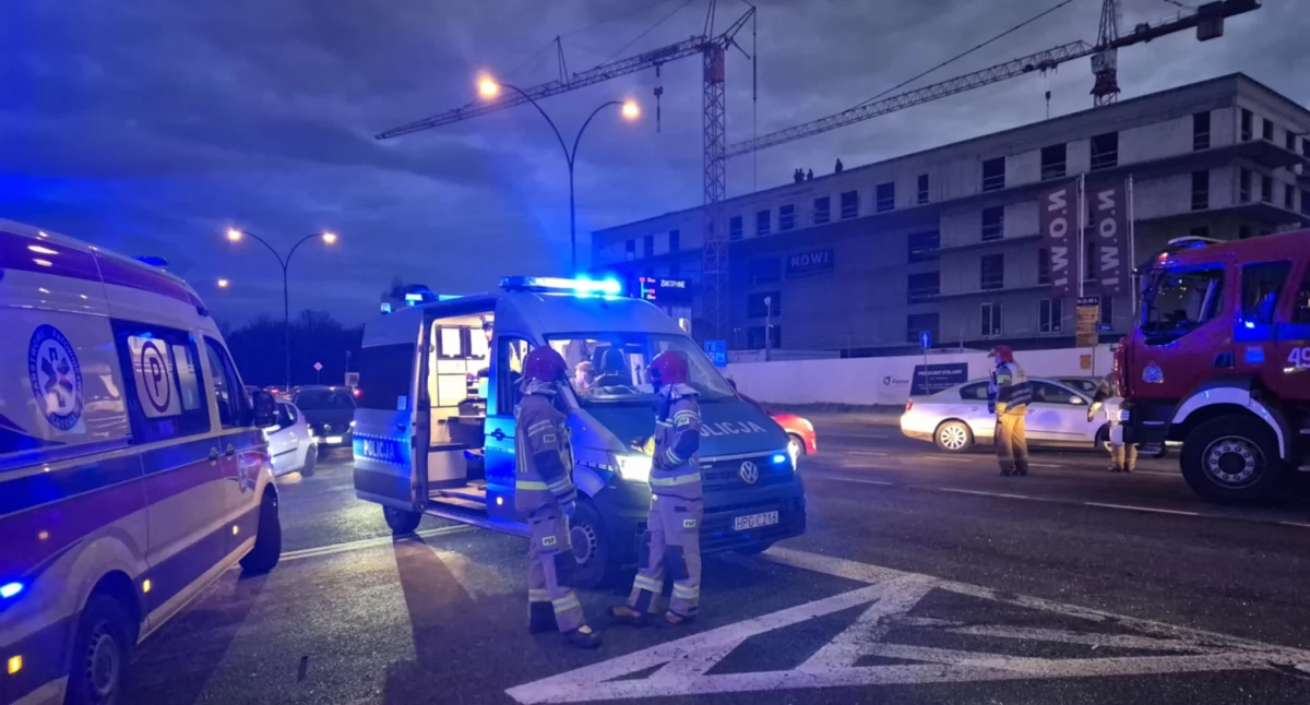Zderzenie na Alei Tysiąclecia w Nowym Targu - samochód wypadł z drogi i uderzył w ogrodzenie