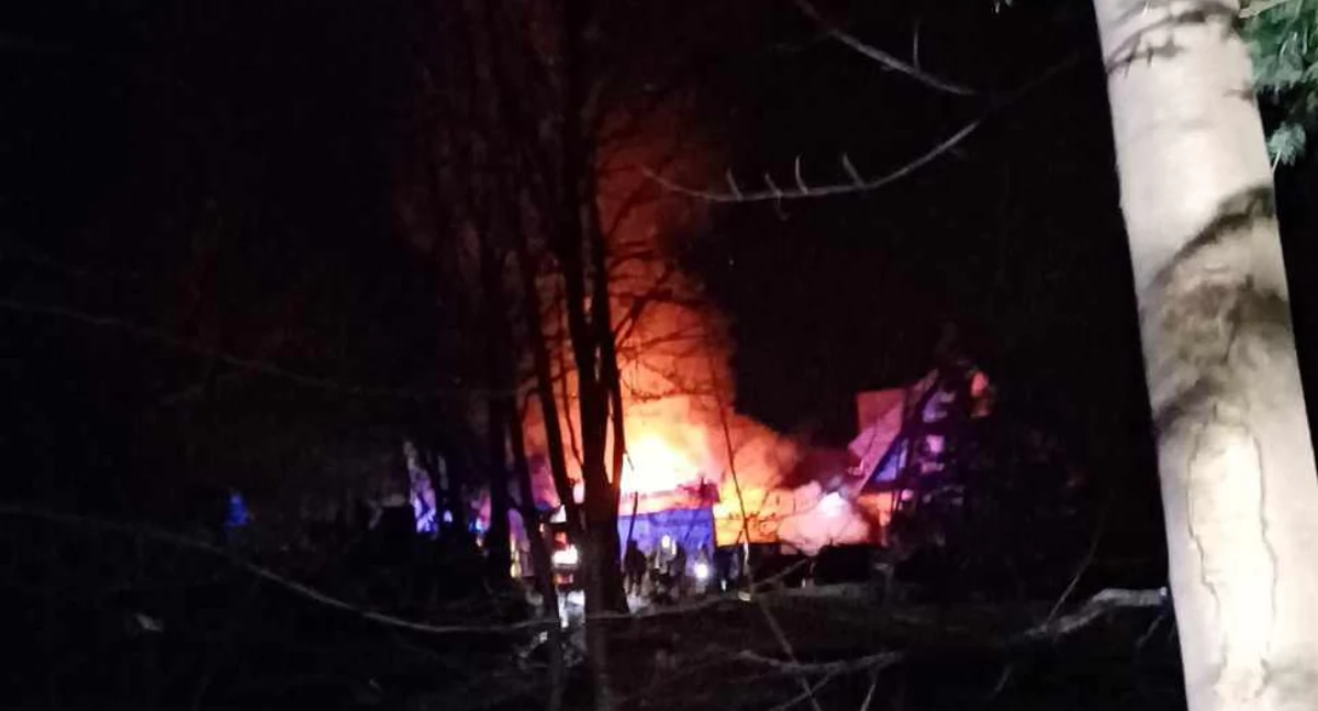 Pożar garażu w Rabce-Zdroju - strażacy walczyli z ogniem w trudnym terenie